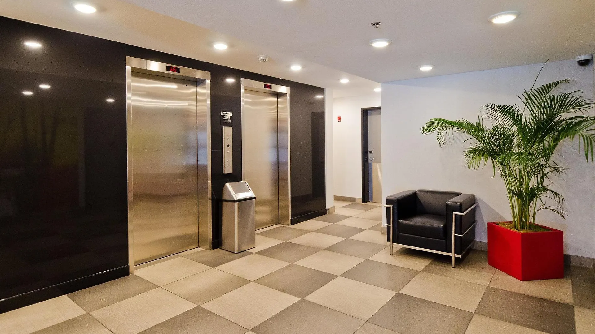 Hotel Elan YYC